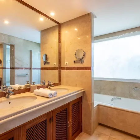 Afrodite - Frontline Apartment Estepona