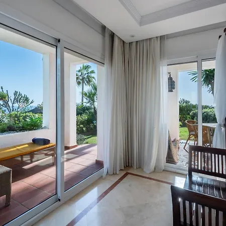 Afrodite - Frontline Apartment *